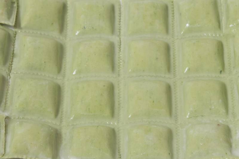 Raviolon de masa verde relleno de 4 quesos
