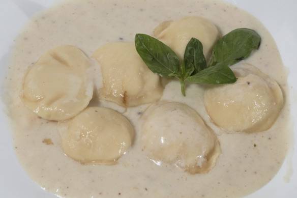 Sorrentinos de Ricota, Jamon y Muzzarella con salsa Blanca