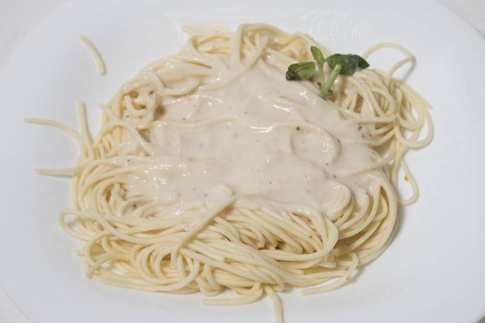 Tallarines finos al Huevo con salsa Blanca
