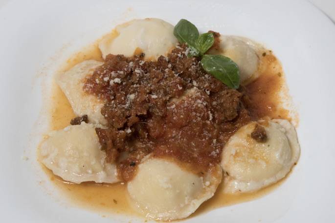 Sorrentinos de ricota, Jamon, Muzzarella y nuez con salsa Bolognesa